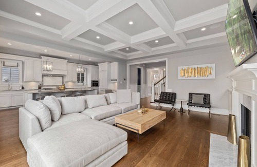 Virginia Square Casa | Luxury Clarendon House - w/ 8 Bedrooms, 6 Bathrooms - 21 guests