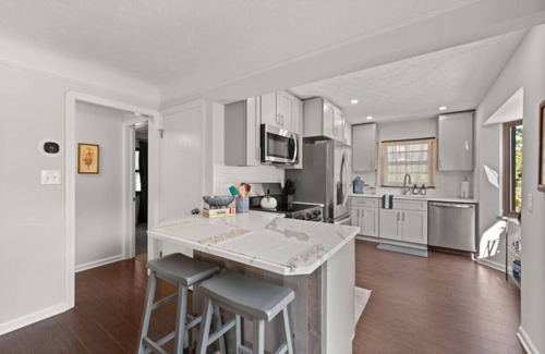Parma Heights Apartamento | Luxury Cleveland Home W/ Fitness Equipment & Yard