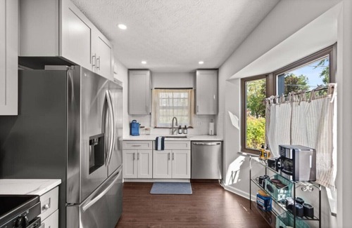 Parma Heights Apartamento | Luxury Cleveland Home W/ Fitness Equipment & Yard