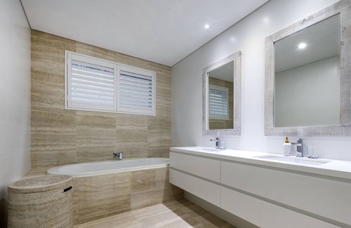 Mount Claremont Casa | Hamptons costeros de lujo - 6 habitaciones, 4 baños, capacidad para 12, piscina grande y Parkland