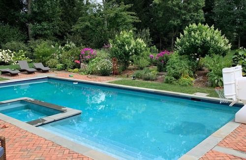 Westport Casa | Luxury Coastal Estate, 7min to NYC train & beach. Heated pool & amazing gardens