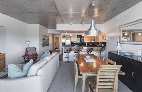 Coeur d'Alene Condominio | Condominio de lujo Coeur D 'Alene, a pasos del río Spokane y del sendero Centennial.