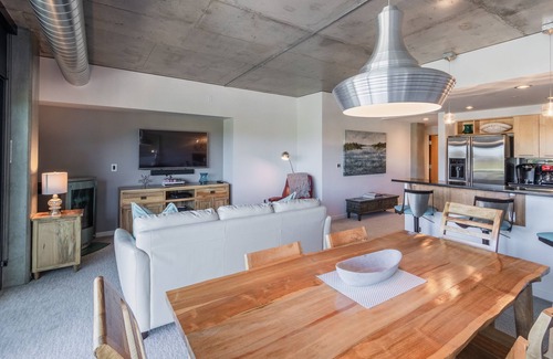 Coeur d'Alene Condominio | Condominio de lujo Coeur D 'Alene, a pasos del río Spokane y del sendero Centennial.