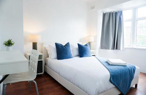 Clayton Casa | Luxury & comfy 3BD Home, For Family and Groups, Nr Coop Live & Etihad, Free Parking