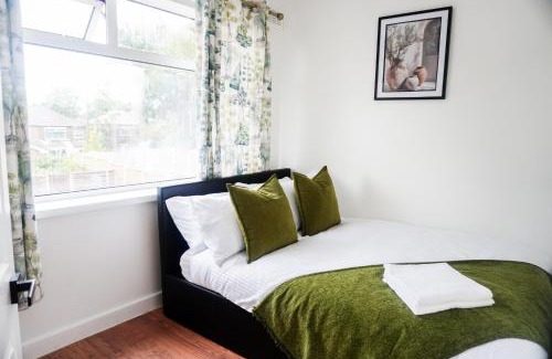 Clayton Casa | Luxury & comfy 3BD Home, For Family and Groups, Nr Coop Live & Etihad, Free Parking