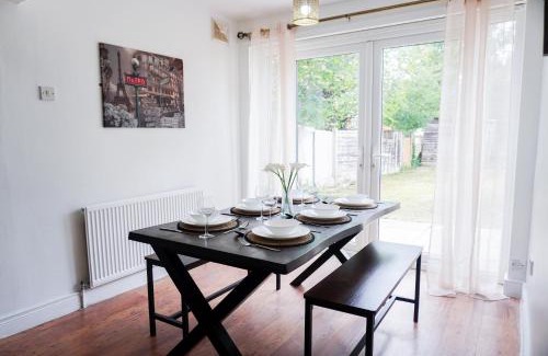 Clayton Casa | Luxury & comfy 3BD Home, For Family and Groups, Nr Coop Live & Etihad, Free Parking