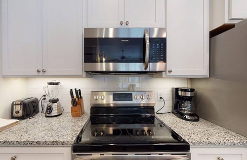 King City Condominio | Luxury Condo at Village Pier, King Bed,Full Kitchen, Polaris Ranger for Rent