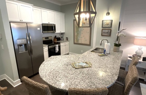 King City Condominio | Luxury Condo at Village Pier, King Bed,Full Kitchen, Polaris Ranger for Rent