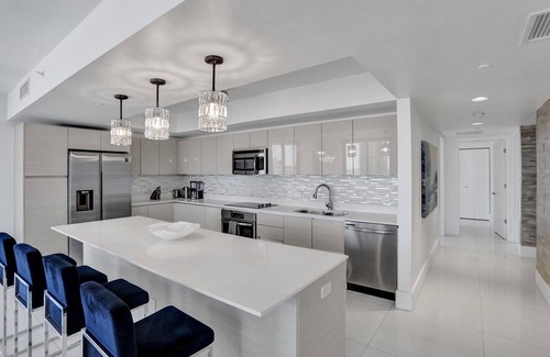 Hallandale Beach Apartamento | Luxury Condo at Beach Walk Resort