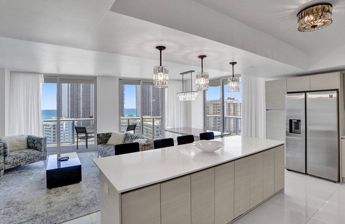 Hallandale Beach Apartamento | Luxury Condo at Beach Walk Resort