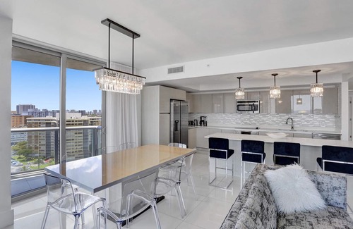 Hallandale Beach Apartamento | Luxury Condo at Beach Walk Resort