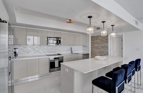 Hallandale Beach Apartamento | Luxury Condo at Beach Walk Resort