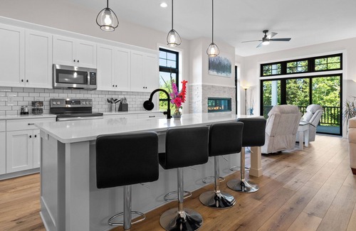 Egg Harbor Condominio | Luxury Condo-Dog Friendly near Egg Harbor & Indoor Pool, Gym, Hot tub