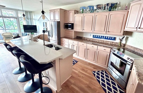 Charlevoix Apartamento | Luxury Condo Downtown Charlevoix! Round LAKE VIEW! 2 WEEK MINIMUM REQUIRED