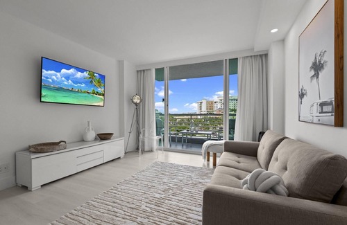Birch Park Finger Streets Casa | Luxury Condo Hotel on the Beach located at 5 mints walk to Central Beach, FL.