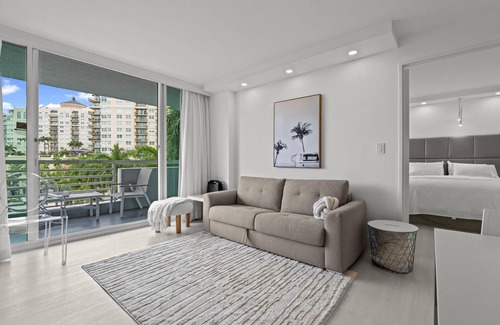 Birch Park Finger Streets Casa | Luxury Condo Hotel on the Beach located at 5 mints walk to Central Beach, FL.