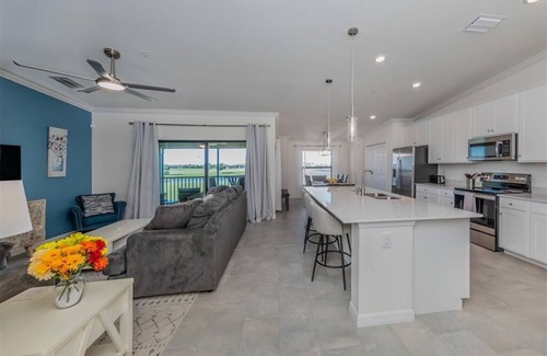 Palmer Ranch Condominio | Luxury Condo Hole #1 on Golf Course, 2Bed/2bath - 6 Seater Golf Cart included