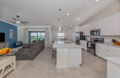Palmer Ranch Condominio | Luxury Condo Hole #1 on Golf Course, 2Bed/2bath - 6 Seater Golf Cart included