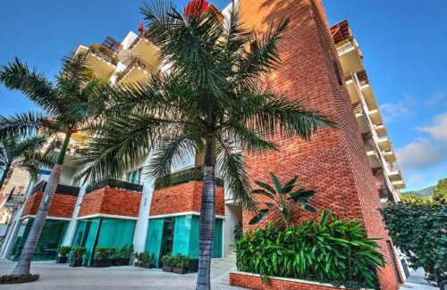 Emiliano Zapata Apartamento | Luxury Condo in Romantic Zone, 2 Blocks from Beach