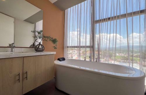 León Apartamento | Luxury Condo Scenic Views of Festival del Globo