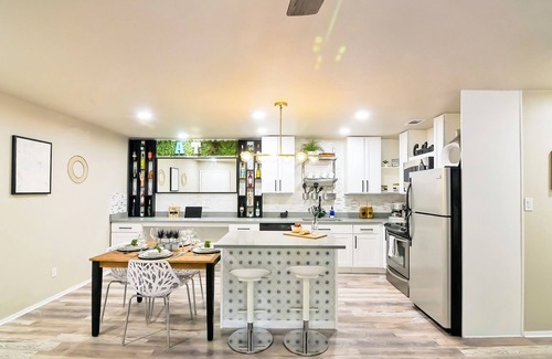 North Shoal Creek Apartamento | Luxury Condo Nestled in the Trees.