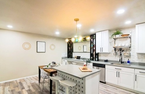 North Shoal Creek Apartamento | Luxury Condo Nestled in the Trees.