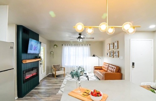 North Shoal Creek Apartamento | Luxury Condo Nestled in the Trees.