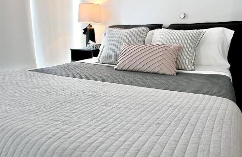 Bay Cloverhill Apartamento | Luxury Condo on Bay Street