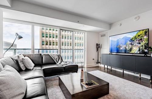 Bay Cloverhill Apartamento | Luxury Condo on Bay Street