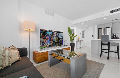 Bay Harbor Islands Apartamento | Luxury Condo w/ Rooftop Pool ~ 5-Min to Beach
