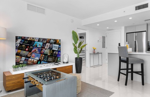 Bay Harbor Islands Apartamento | Luxury Condo w/ Rooftop Pool ~ 5-Min to Beach