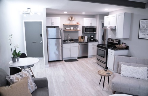 Melrose Condominio | Luxury Condo w/ Pool *Newly Renovated*