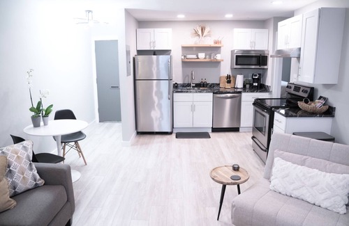 Melrose Condominio | Luxury Condo w/ Pool *Newly Renovated*