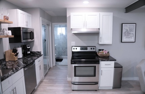 Melrose Condominio | Luxury Condo w/ Pool *Newly Renovated*