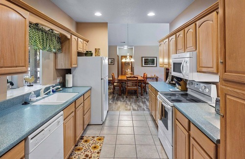 Whittier Condominio | Condominio de lujo con vista al campo de golf del resort ($ 99 / día de la semana hasta el 30 de junio)
