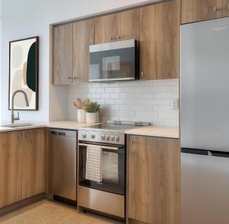 Kitchener Apartamento | Luxury Condo with Hottub, outdoor firepit & Bowlin