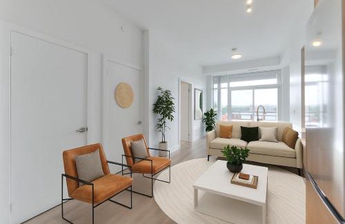Kitchener Apartamento | Luxury Condo with Hottub, outdoor firepit & Bowlin