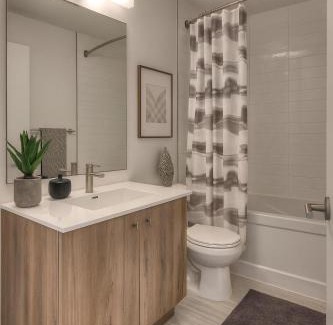 Kitchener Apartamento | Luxury Condo with Hottub, outdoor firepit & Bowlin