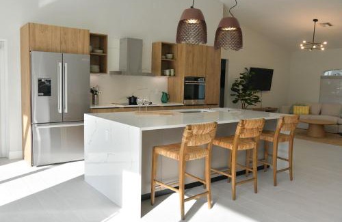 Lehigh Acres Casa | Luxury contemporary hidden gem