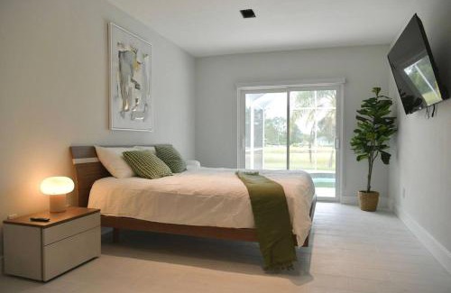 Lehigh Acres Casa | Luxury contemporary hidden gem