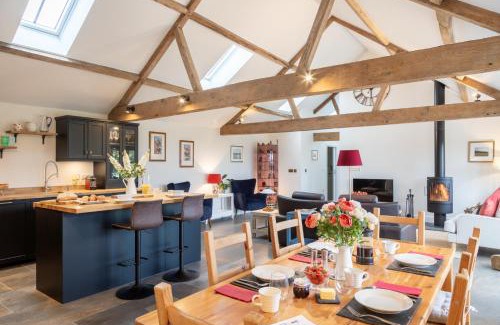 Swindon Casa | Luxury converted Barn, rural seclusion at foot of The Ridgeway, dog friendly