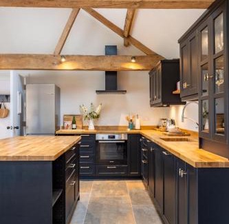 Swindon Casa | Luxury converted Barn, rural seclusion at foot of The Ridgeway, dog friendly