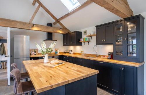 Swindon Casa | Luxury converted Barn, rural seclusion at foot of The Ridgeway, dog friendly