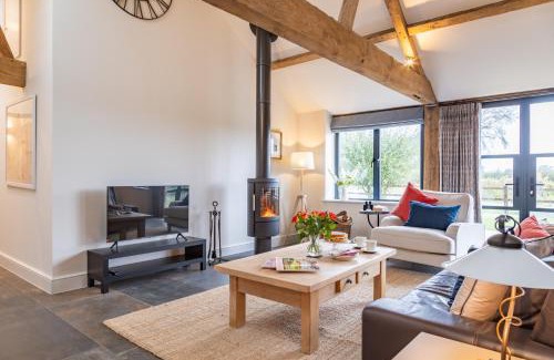 Swindon Casa | Luxury converted Barn, rural seclusion at foot of The Ridgeway, dog friendly