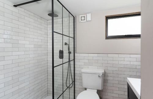 St. Agnes Casa | Luxury Cornish Cottage & Modern Cabin with Garden, Central St Agnes