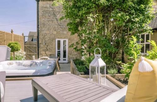 Winchcombe Casa | Luxury Cotswolds Cottage with Hot Tub