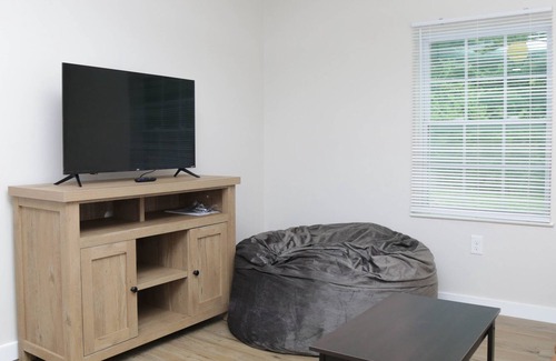 Northeast Pensacola Cabaña | Luxury Cottage: Close to UWF, Shopping, & More!