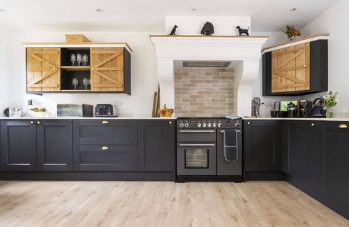 Funtington Cabaña | Luxury Cottage near West Wittering with hot tub and outdoor fireplace.
