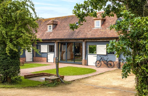 Funtington Cabaña | Luxury Cottage near West Wittering with hot tub and outdoor fireplace.