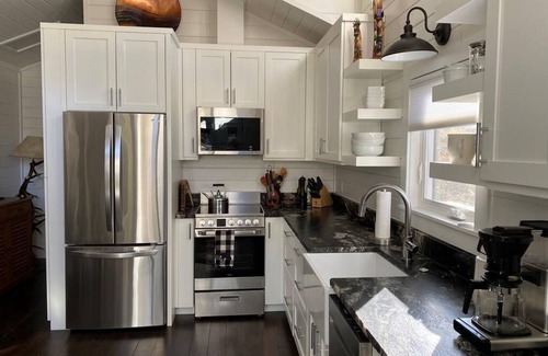 Highlands Cabaña | Luxury Cottage w/ indoor fireplace & outdoor firepit; walk to Main St!